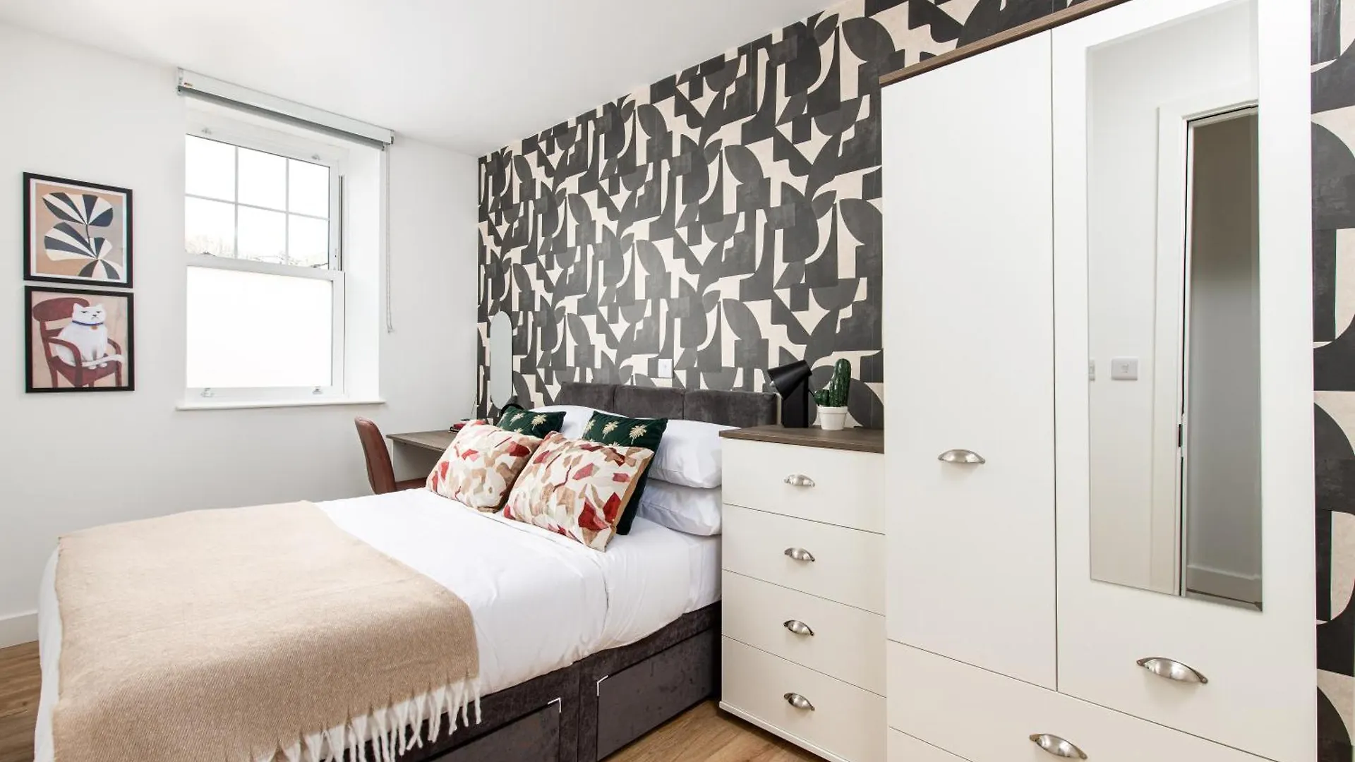 Chic-5Bed-5Bath-Freeparking-By Fabaccommodation Bristol