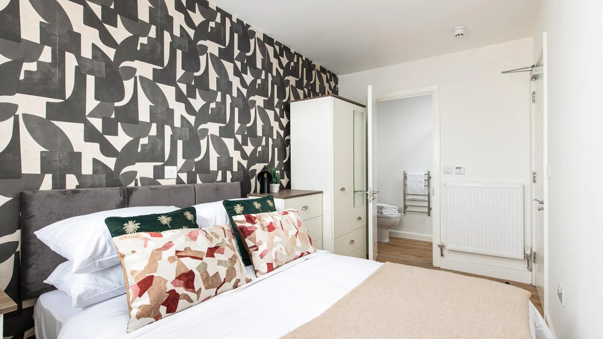 Chic-5Bed-5Bath-Freeparking-By Fabaccommodation Bristol Apartment